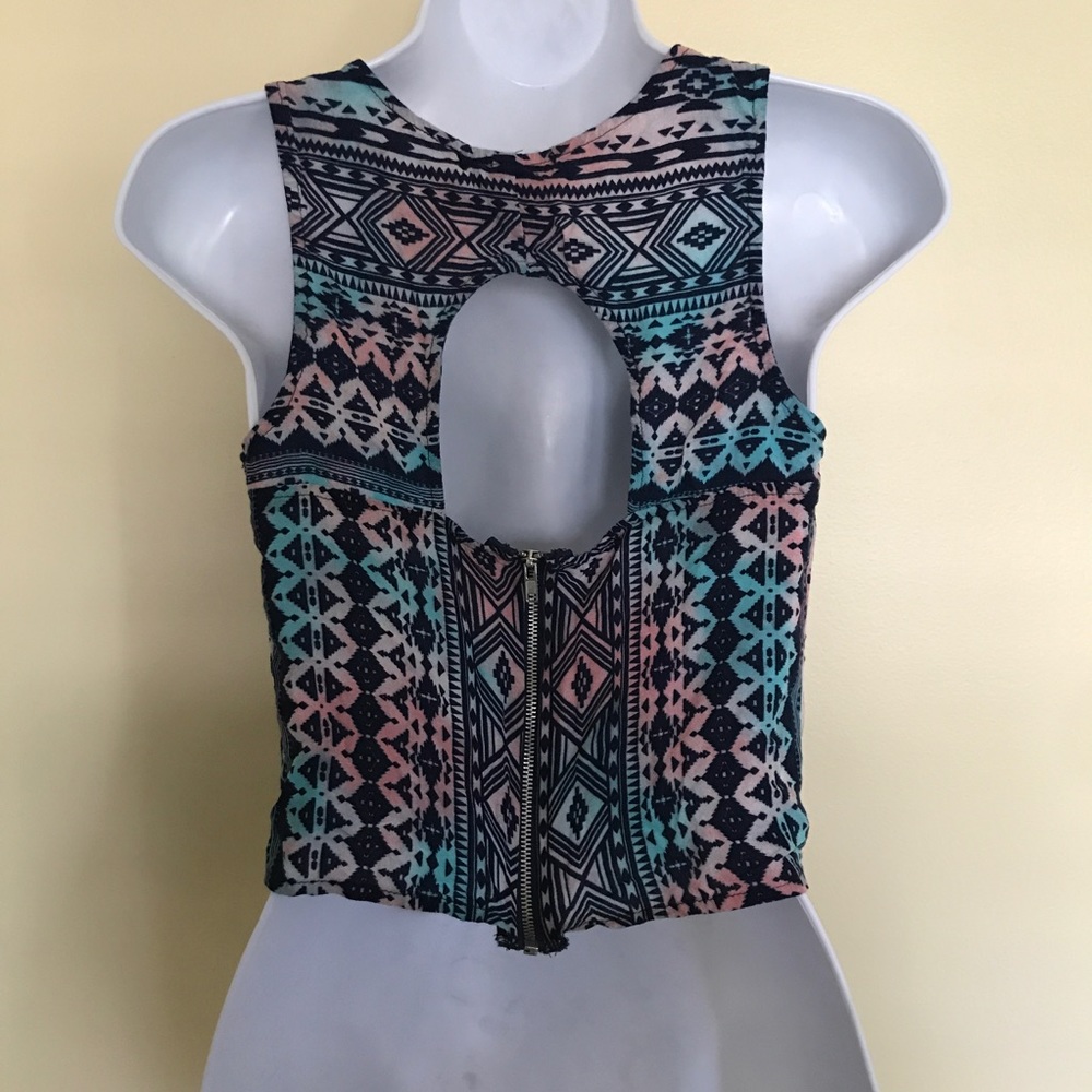 Zippered Cutout Crop Tank - Picture 2 of 6